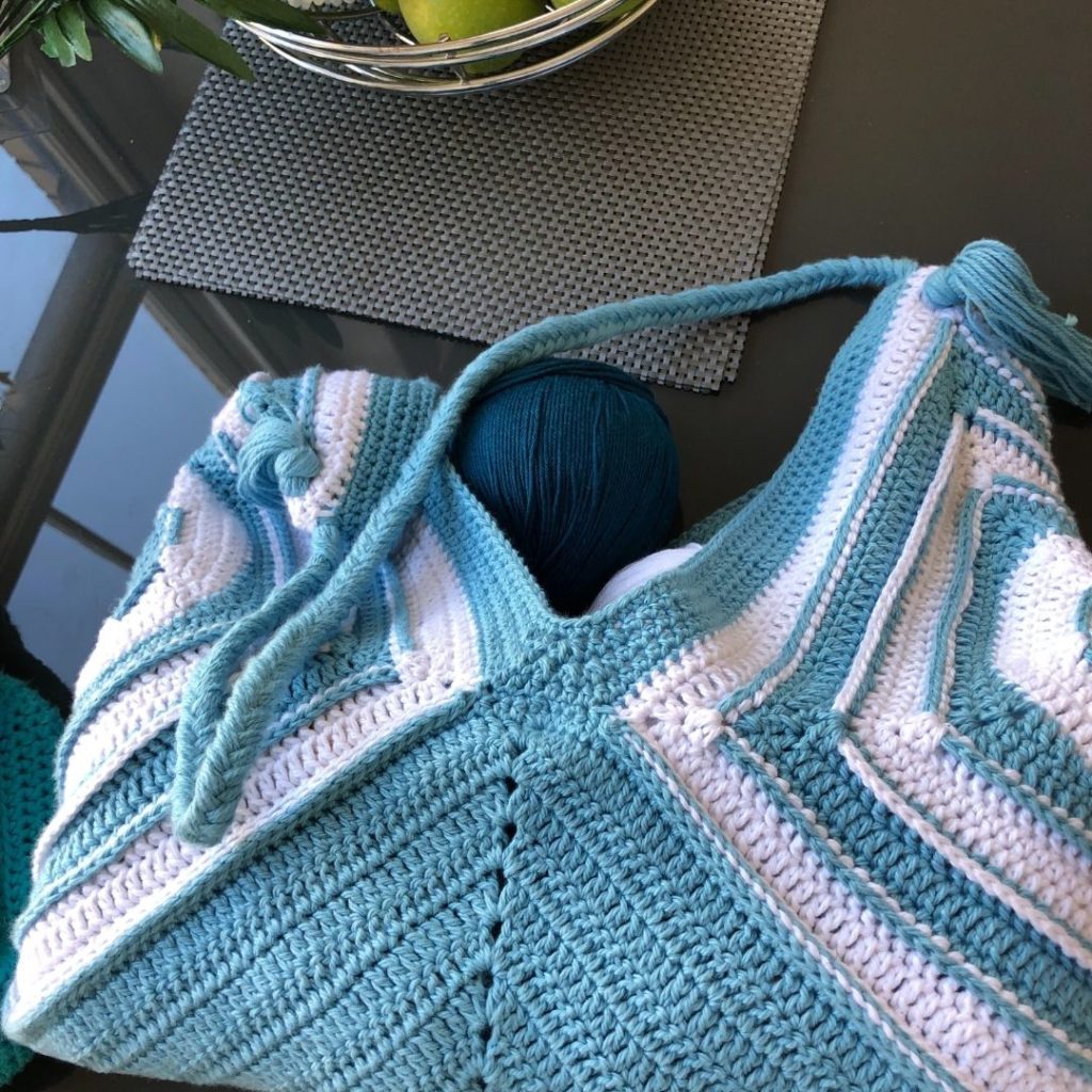 How to make an easy crochet granny square bag pattern - Harmony Bag