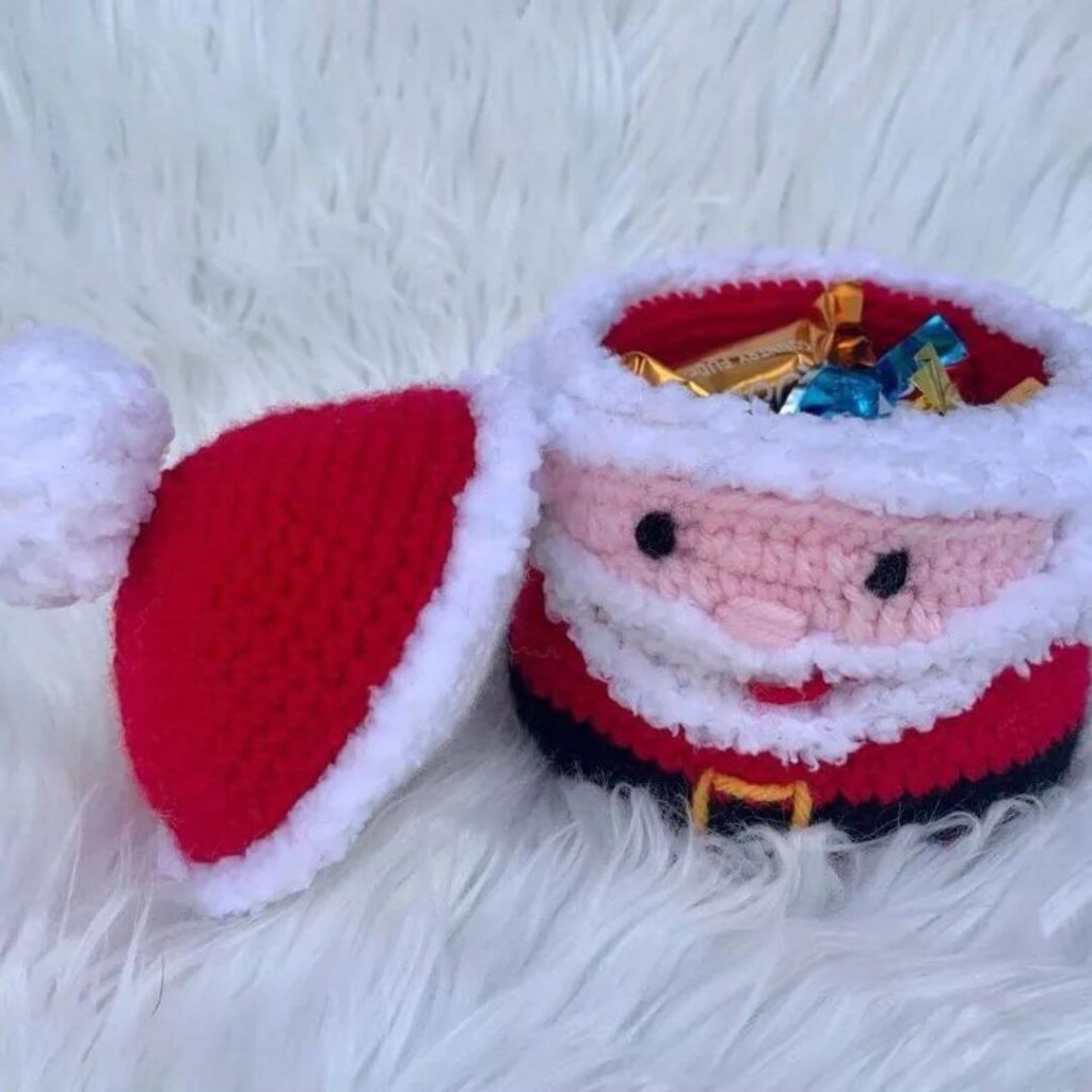 Santa Gift Basket easy crochet basket pattern with lid
