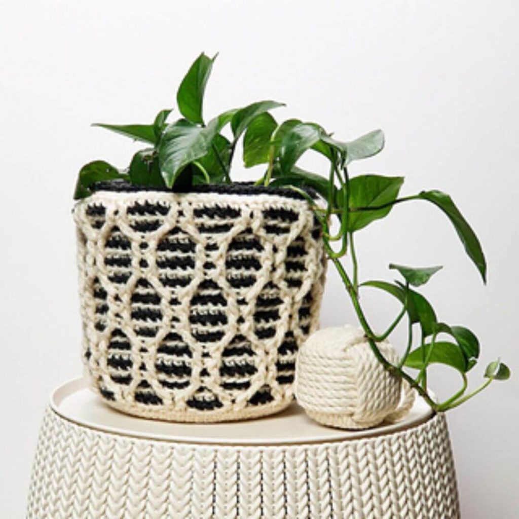 Striped Hourglass crochet basket pattern