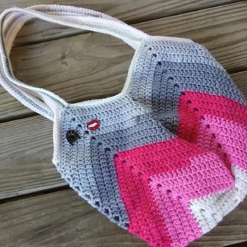 help!! so i made this really pretty granny square bag but when i put  anything in it, it sags and looks terrible. idk what to do. will lining the  bag with fabric